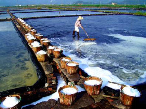 A Chinese way of making salt.  (cultural-china.com)