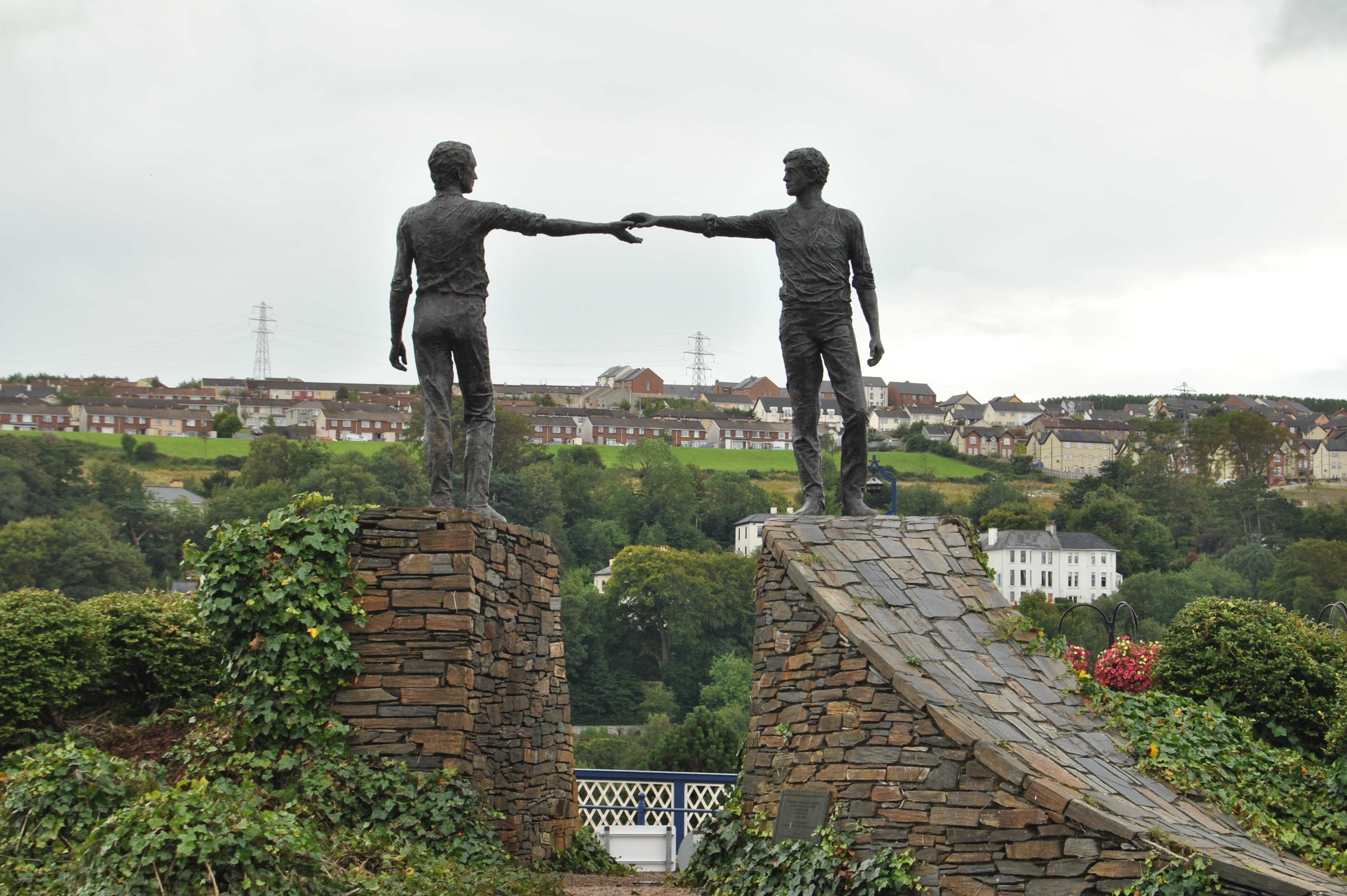 BFB180330 Hands Across the Divide - Derry Sculpture
